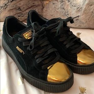 Puma gold toe black suede sneakers 8 like new!